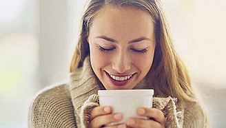 Weibliche Person trinkt Tee | Tiger Balm