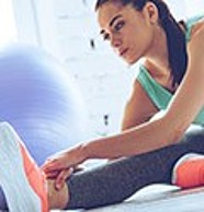 Weibliche Person dehnt sich | Tiger Balm