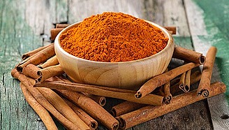 Gemahlener Zimt in einer Schlüssel mit Zimtstangen | Tiger Balm