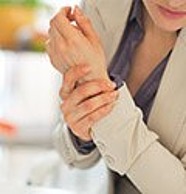 Weibliche Person hat Schmerzen am Handgelenk | Tiger Balm