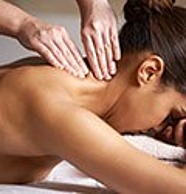 Weibliche Person wird massiert | Tiger Balm